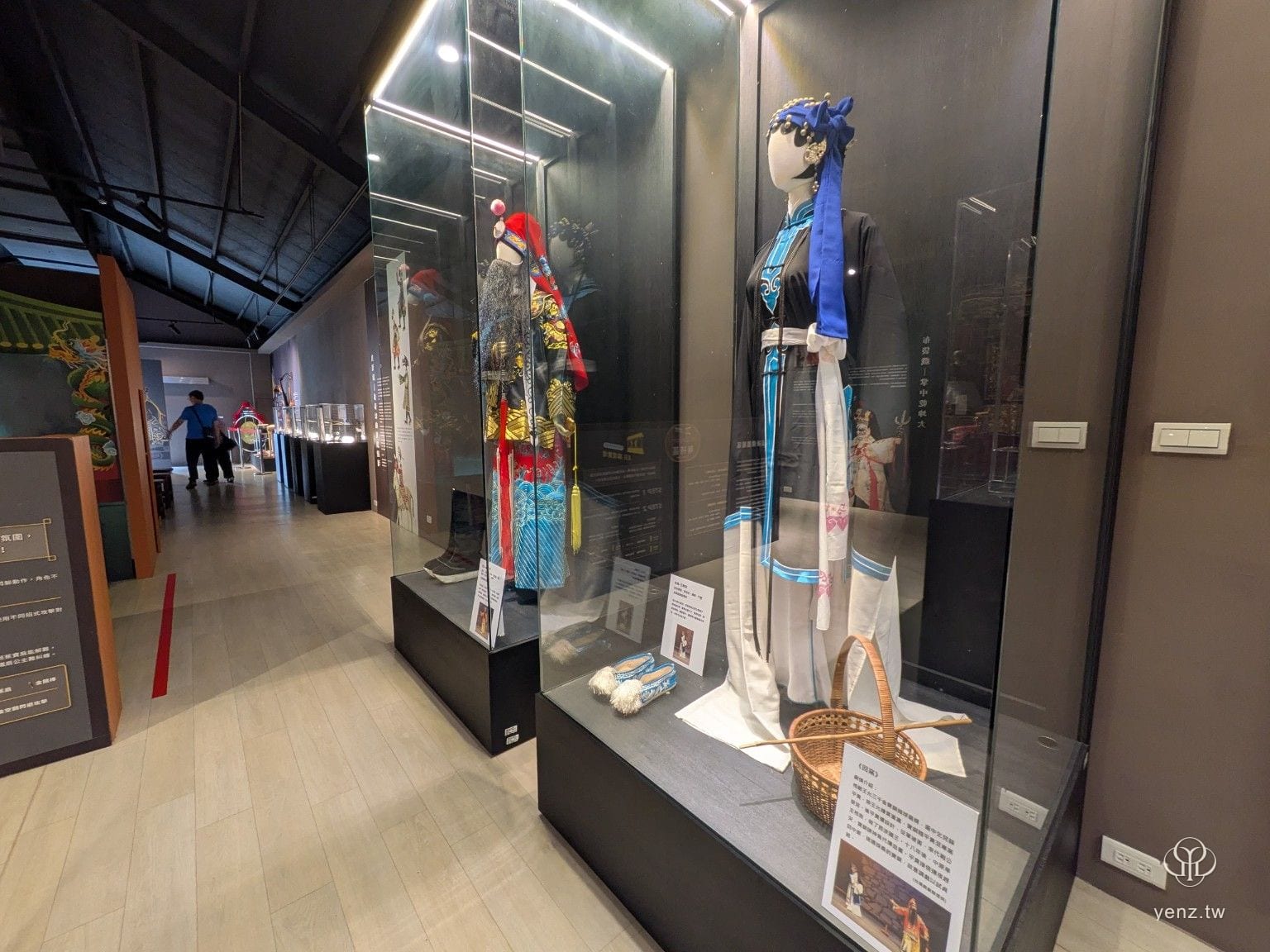 歌仔戲戲服與鞋履展示