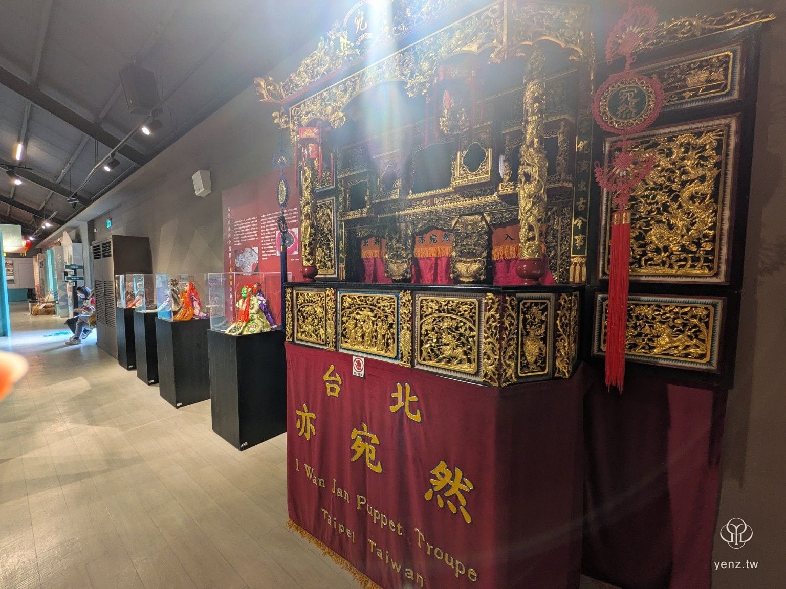 亦宛然布袋戲戲台與偶戲展區