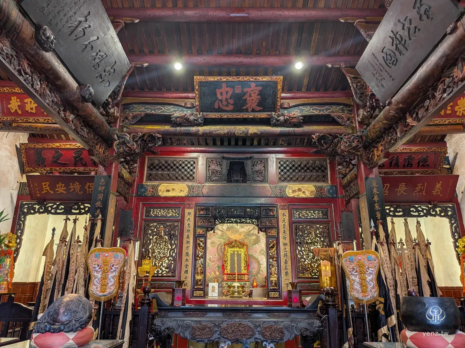 義民廟正殿祭祀核心，中央有神位與供桌，上方掛有褒忠匾額，兩側有令旗。