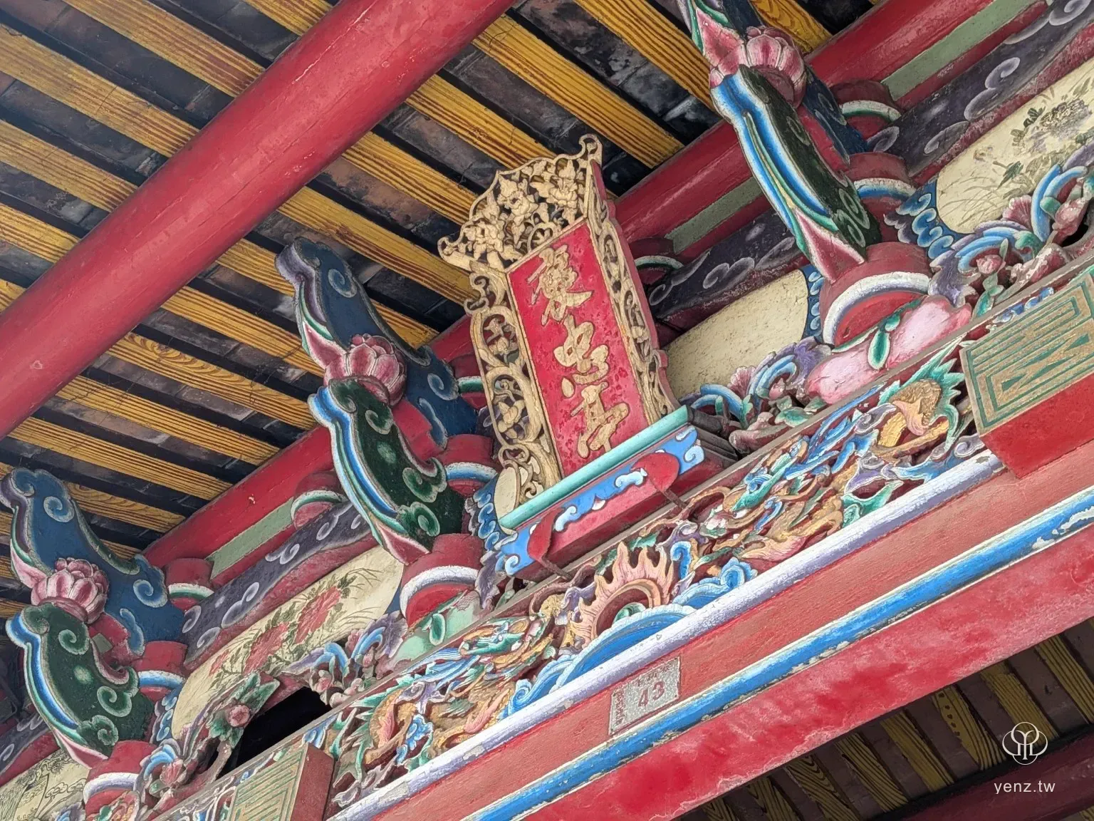 枋寮褒忠亭義民廟內的褒忠亭匾額，周圍有紅色木構、藍綠彩繪與金色雕刻。