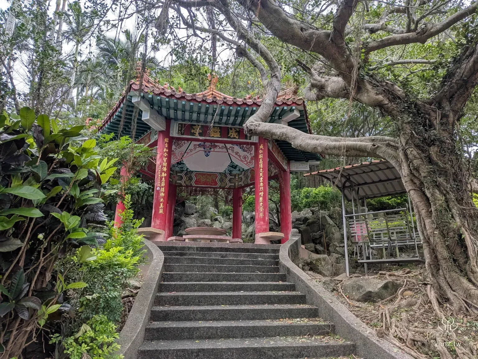 義民廟後花園的成鑑亭，紅色柱子與傳統屋瓦位於階梯上方。