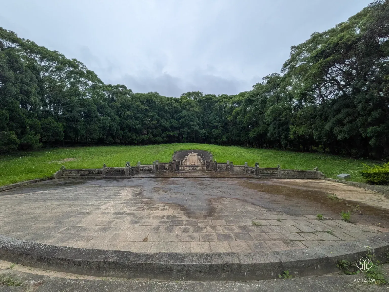 枋寮褒忠亭義民廟後方的義民塚，前方是石鋪平台與石欄，後方為草坡與樹林。