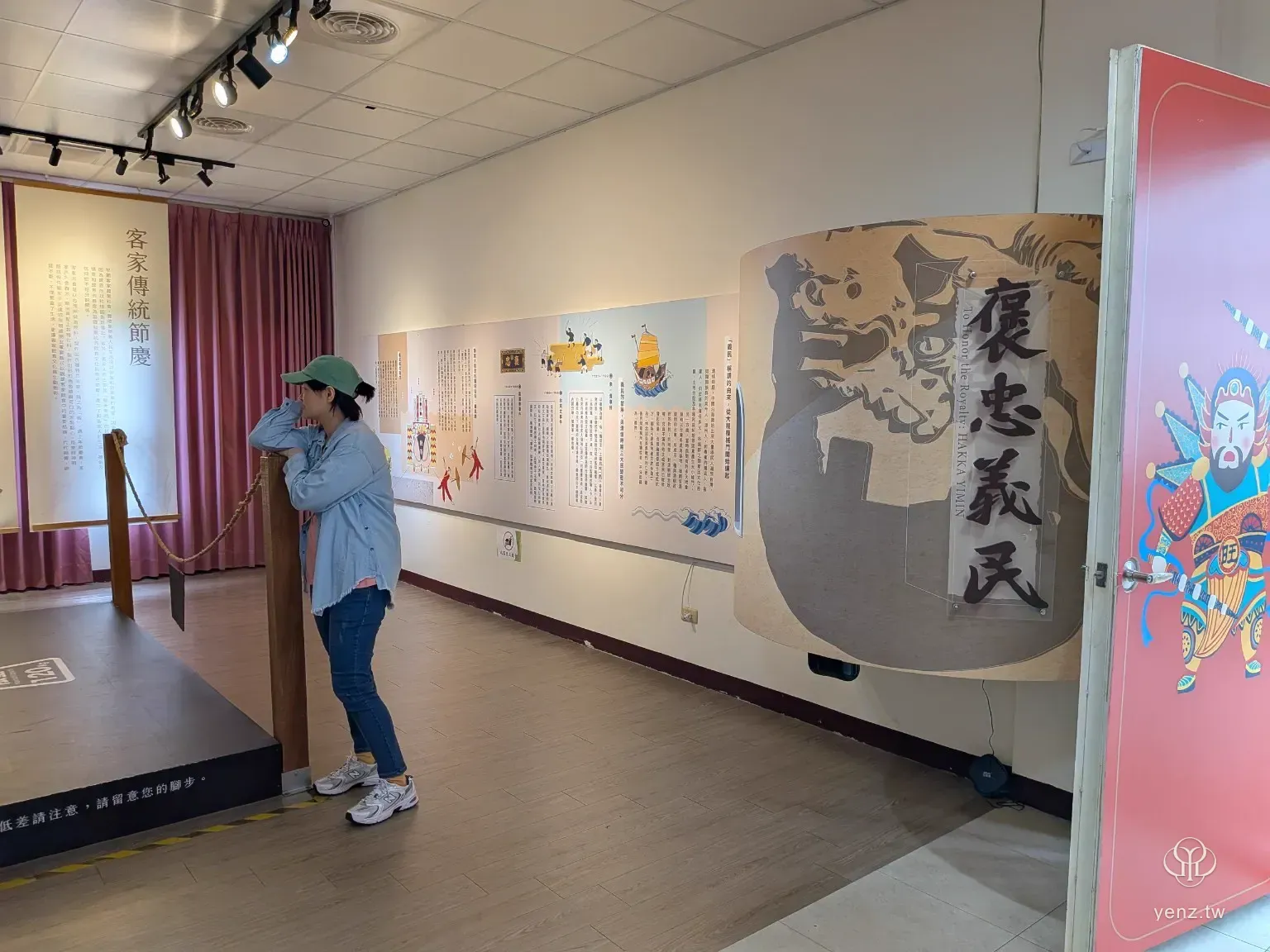 湖口好客文創園區內的褒忠義民展區，旁邊有客家傳統節慶展板與卡通化義民爺圖像。