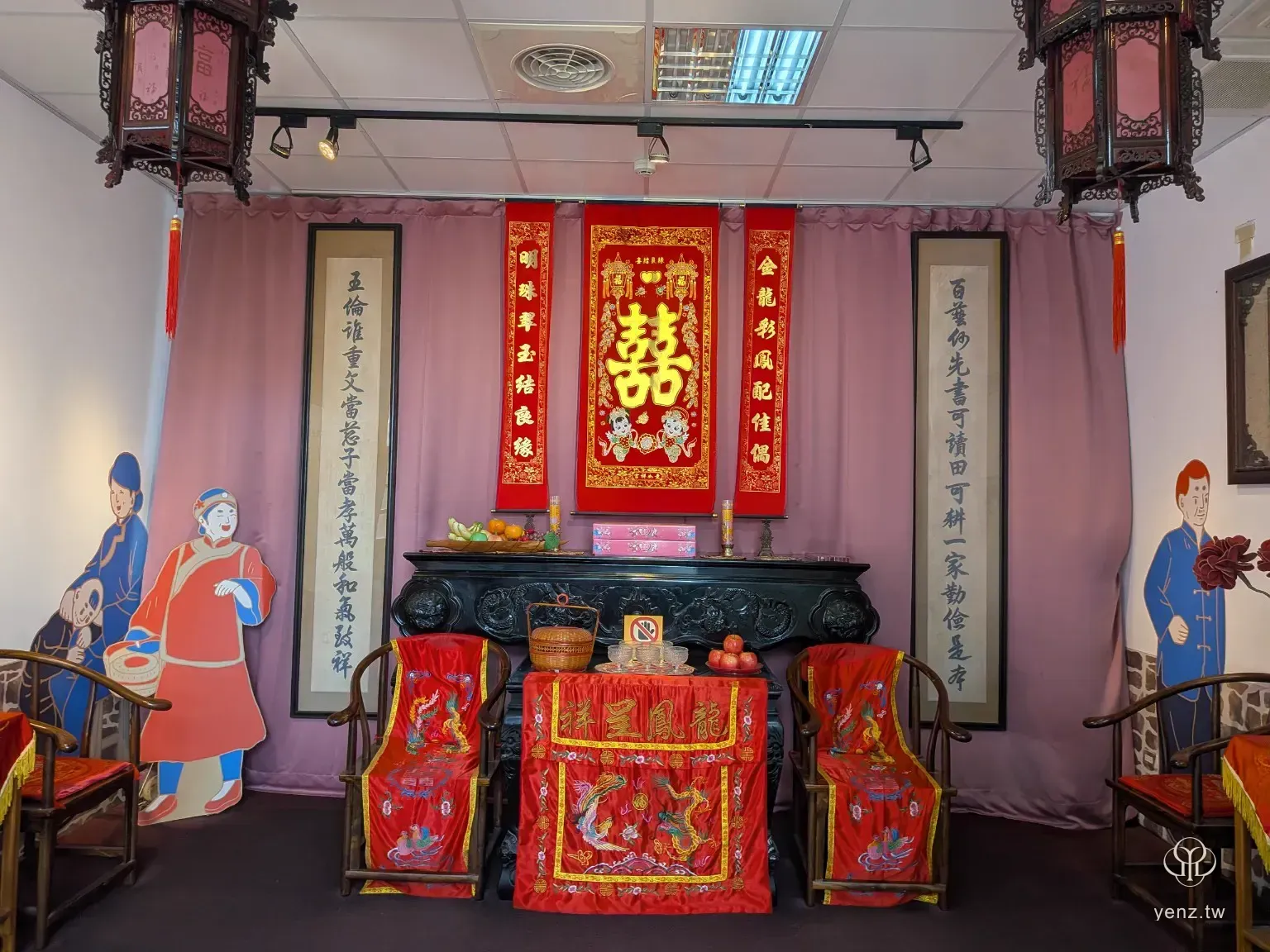 客家婚俗展中的拜堂場景，中央有雙喜掛軸、供桌、紅色布幔與傳統座椅。