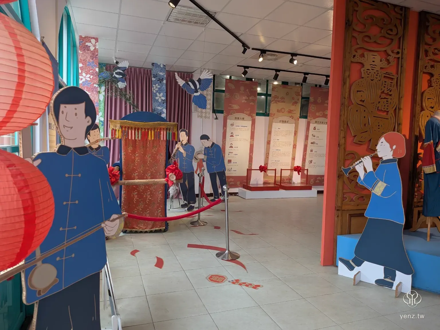 客家婚俗展區內有花轎、人物立牌、紅燈籠、樂手圖像與展示看板。