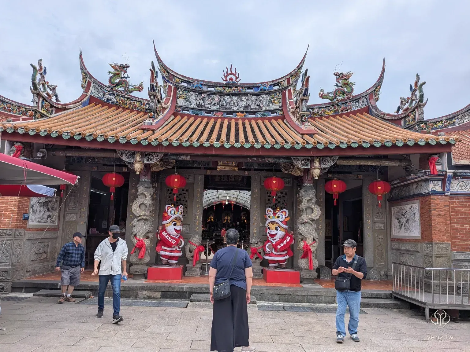 湖口三元宮正面，屋脊有剪黏與龍飾，入口懸掛紅燈籠並有遊客。