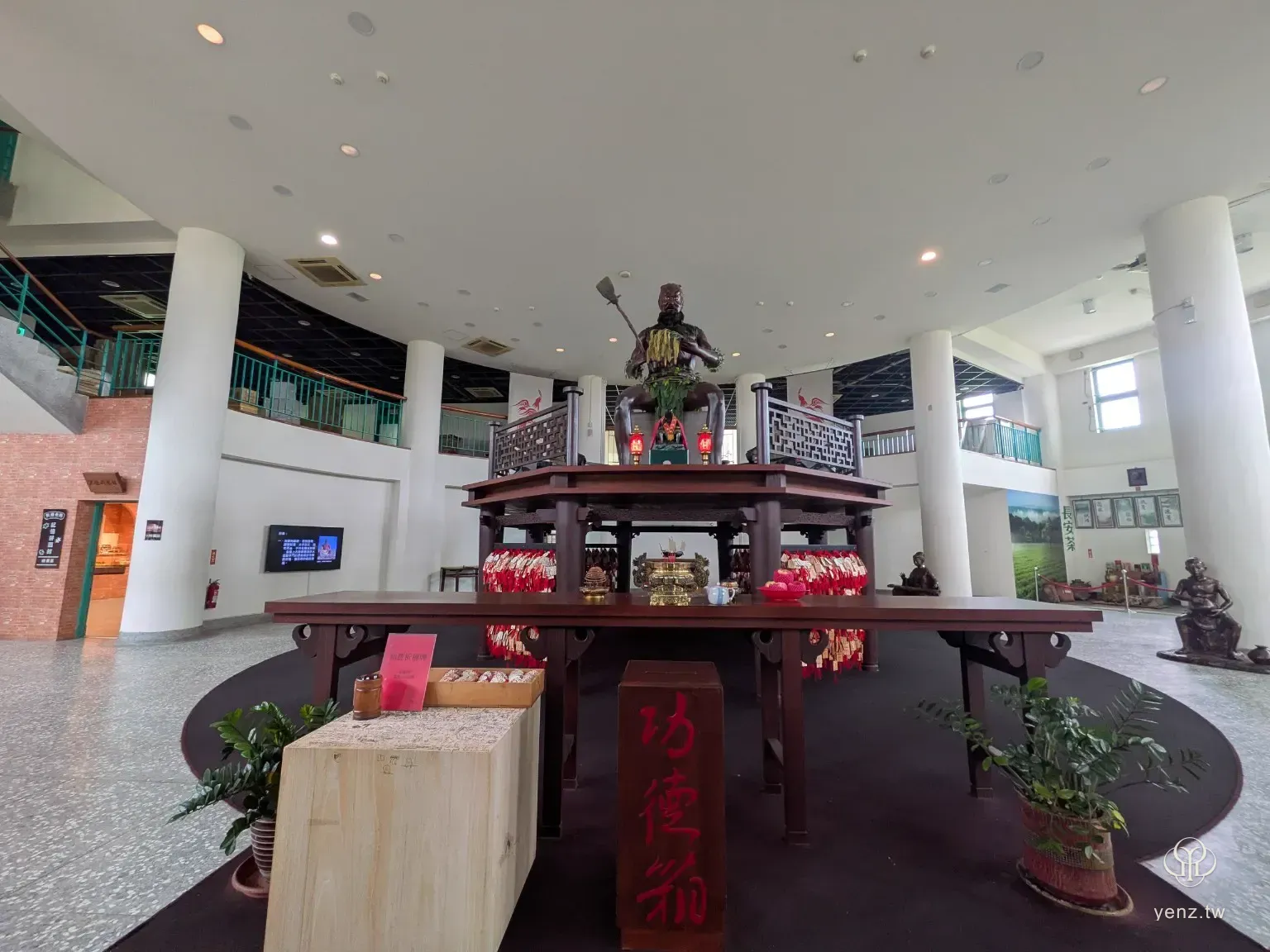 好客樓大廳中央設有神農大帝雕像與供桌，周圍為挑高室內空間與二樓環廊。