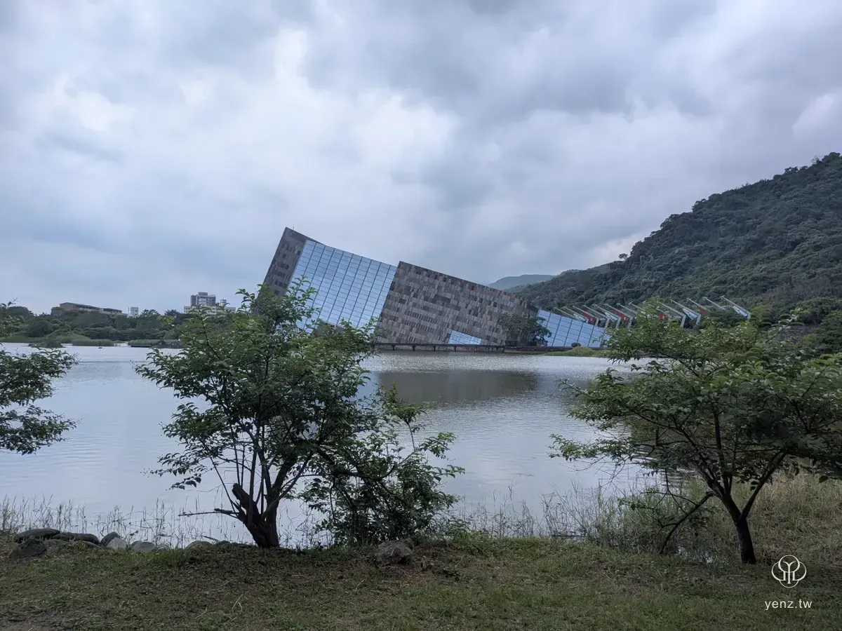 湖面對岸的蘭陽博物館，陰天與水域。