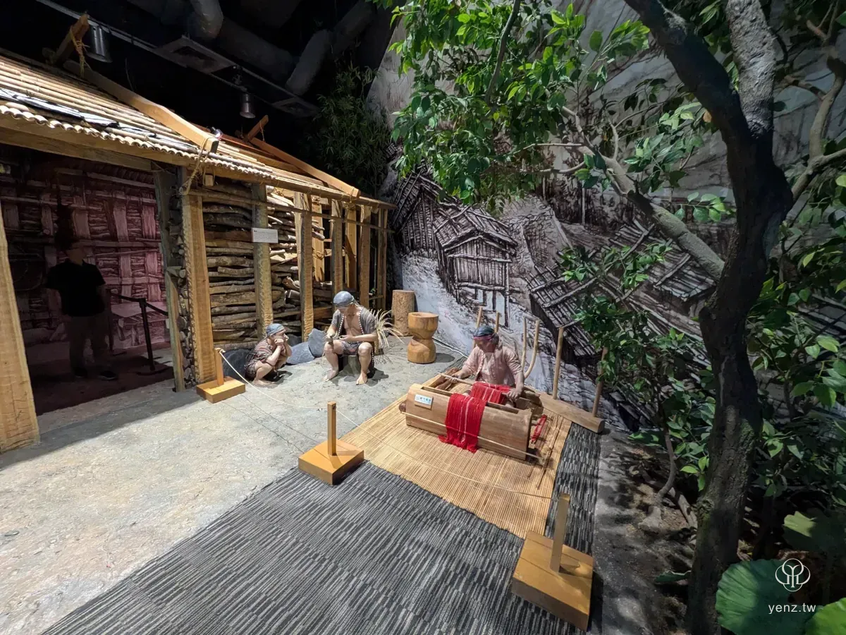 傳統泰雅家屋展示與仿真樹木場景。