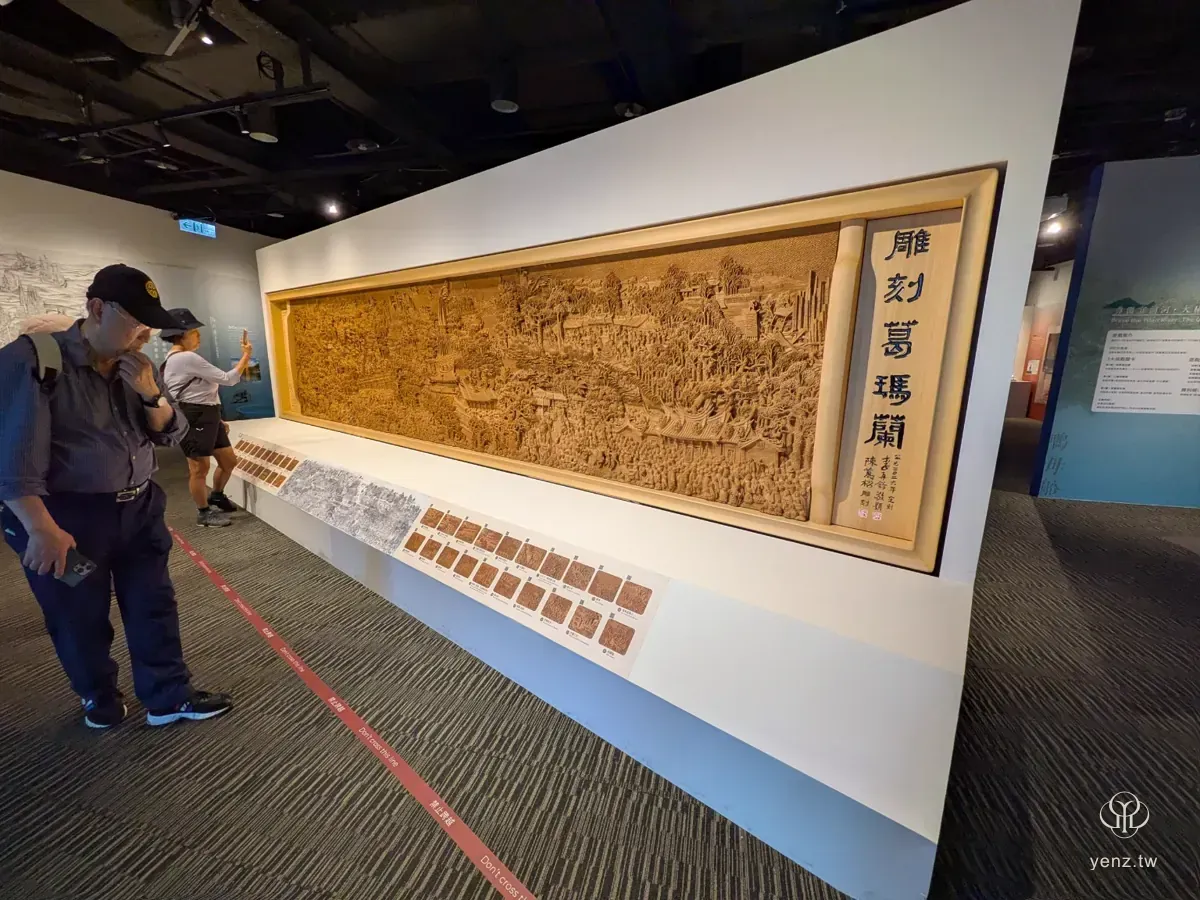 正港宜蘭特展入口巨型木雕《雕刻葛瑪蘭》。