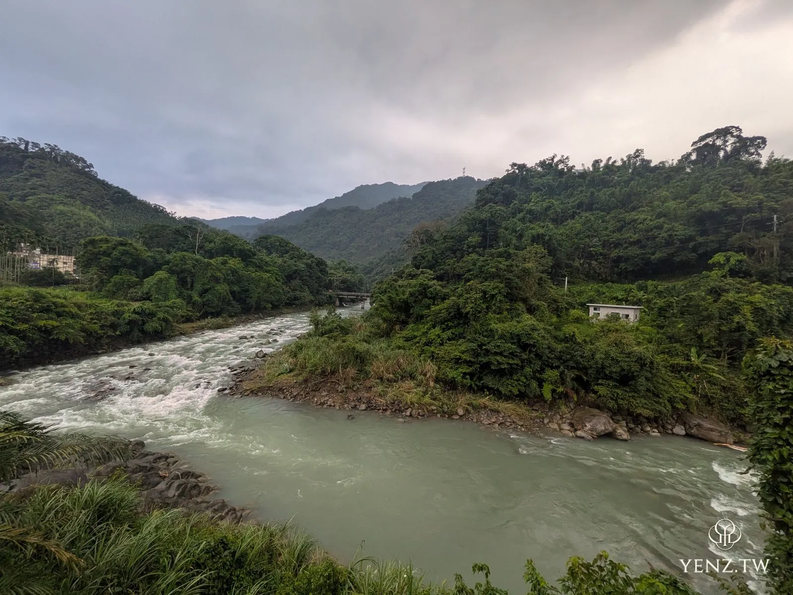 傍晚的大豹溪，水勢比清晨更大，乳青色溪水奔流於山谷間，天色陰沉。