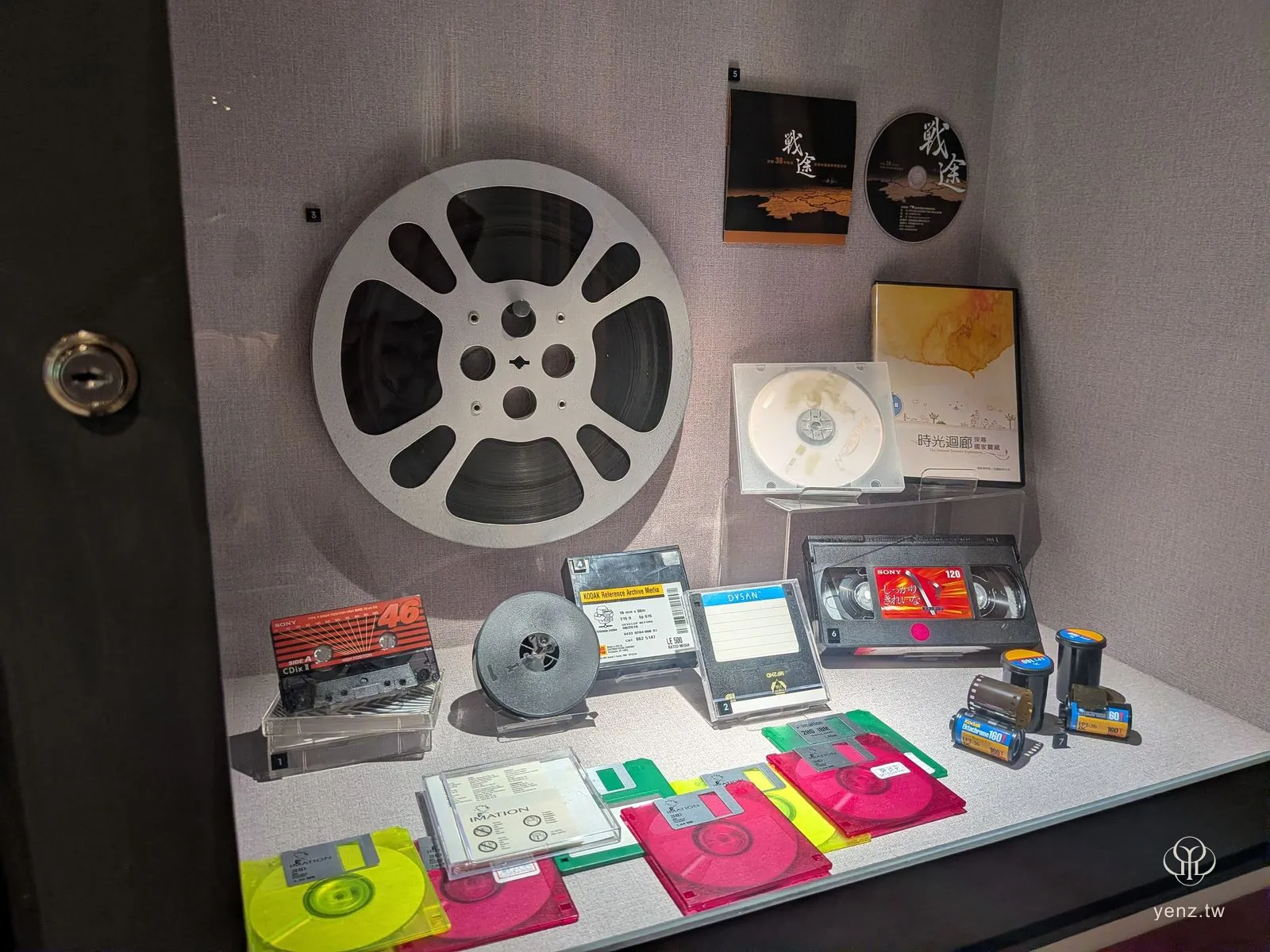 檔案儲存媒介展示櫃，電影膠捲、卡帶、VHS、磁片、軟碟與底片。