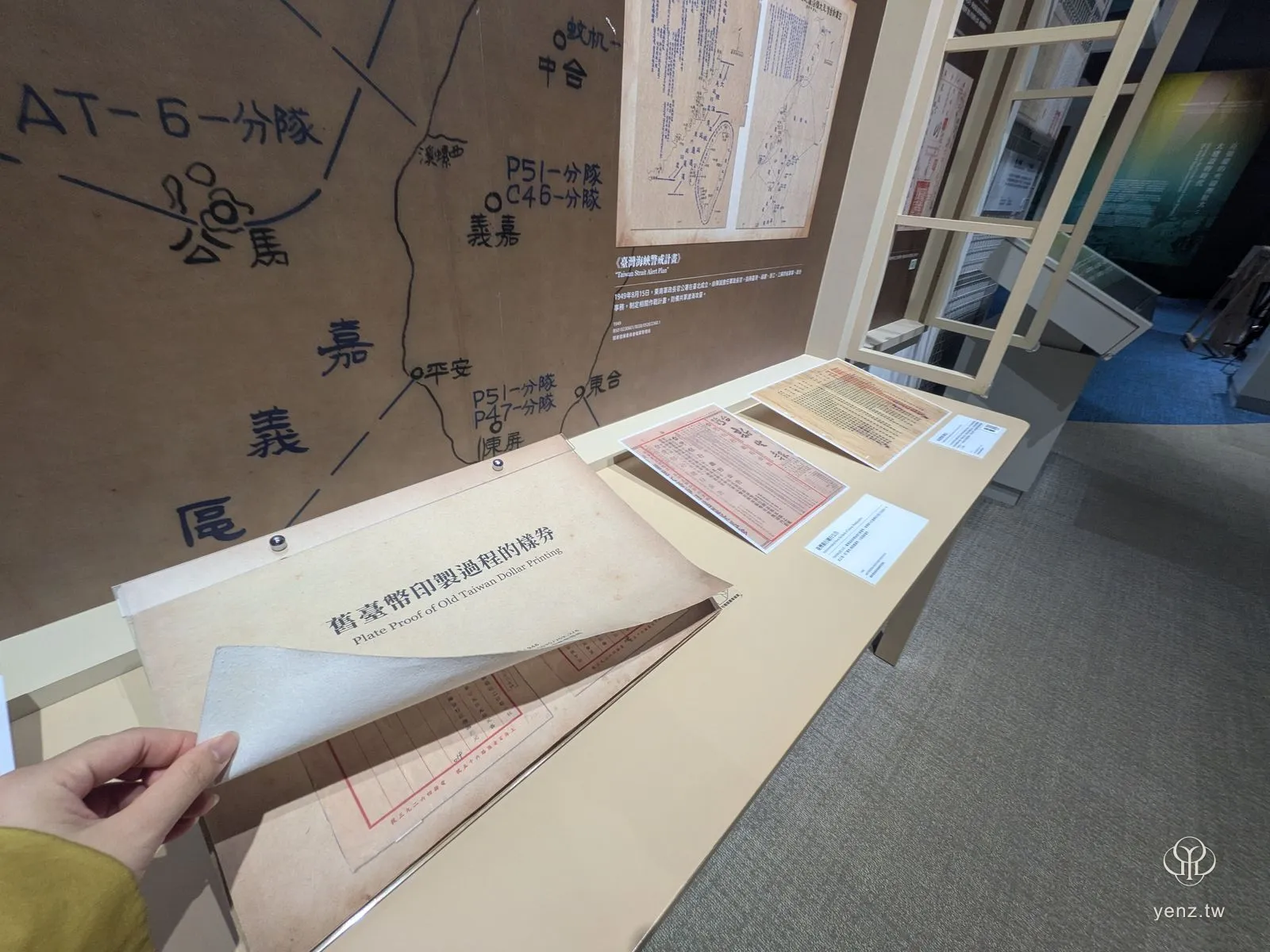 可翻閱的帆布檔案特寫，手正在掀開一頁。
