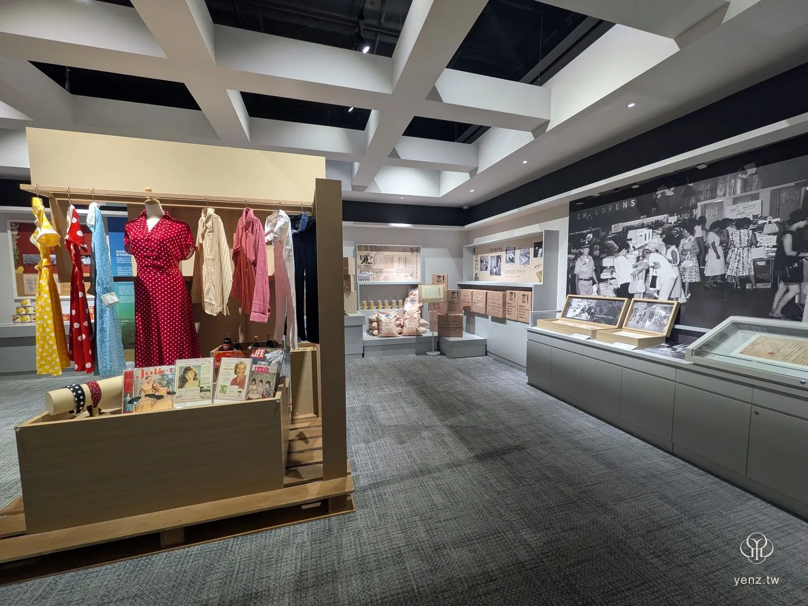 第二單元美援展區，用木棧板與衣架重建的美式生活場景。