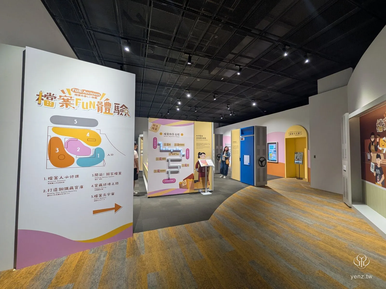 「打造鋼鐵藏寶庫」展區，模擬不同媒材的專用典藏櫃。