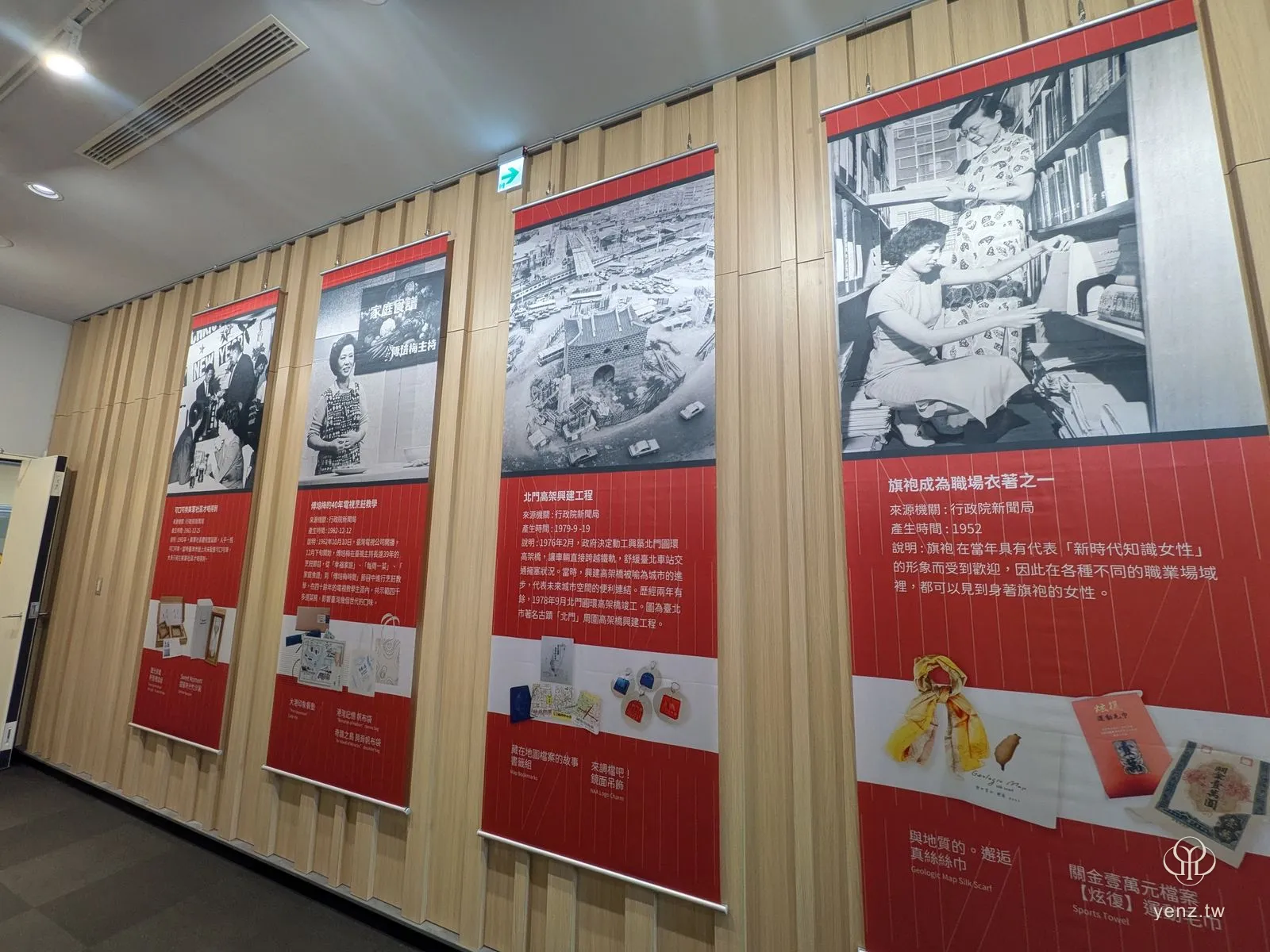 文創區的鋼絲掛畫帆布文宣牆。