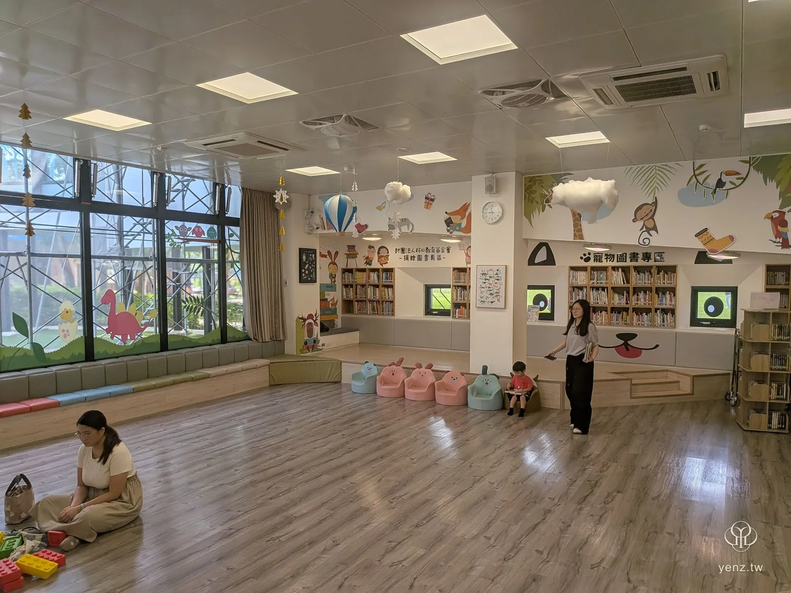 李科永紀念圖書館的兒童閱覽區，熱氣球吊飾與繪本陳列架。