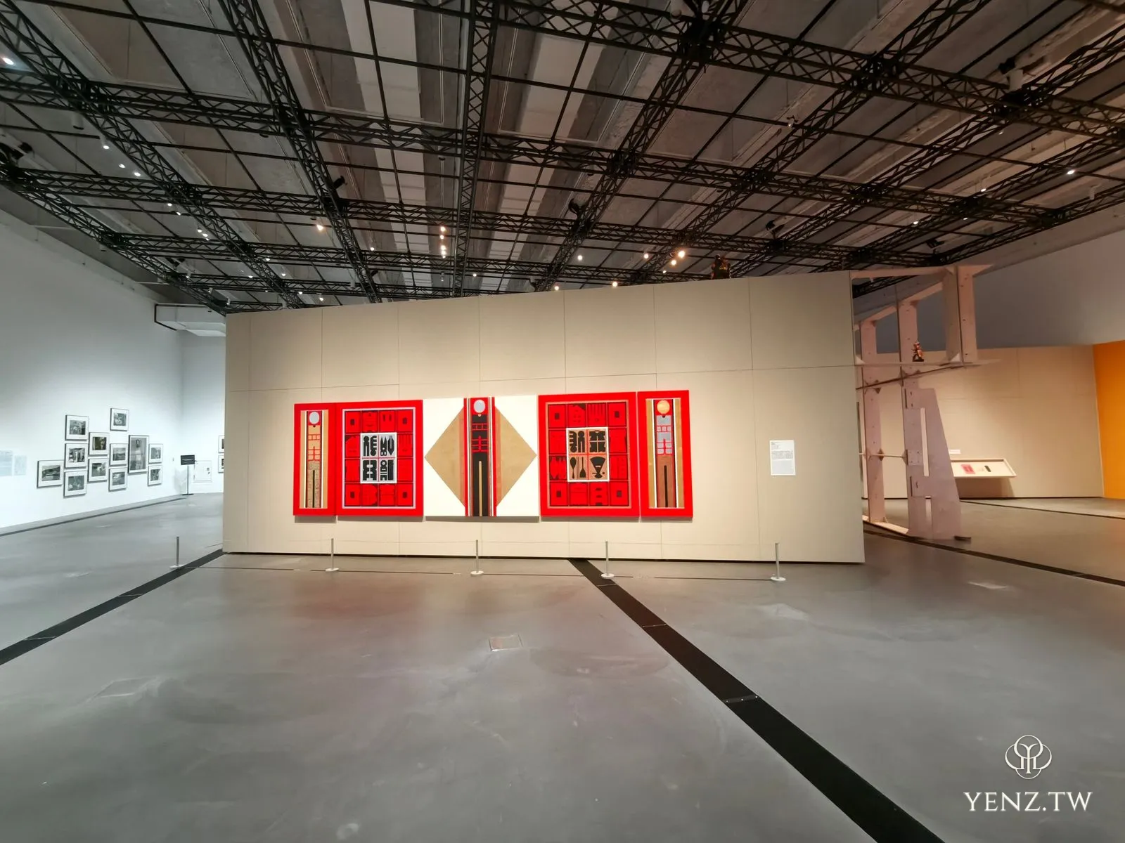 展場中廖修平《新希望三》五連屏，紅色為主的「門」造型版畫。