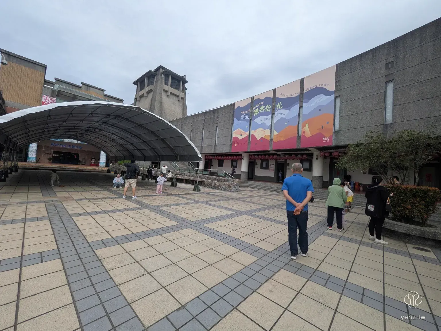 新北市客家文化園區中央廣場，搭有遮棚舞台與新北隱客拾光活動視覺。