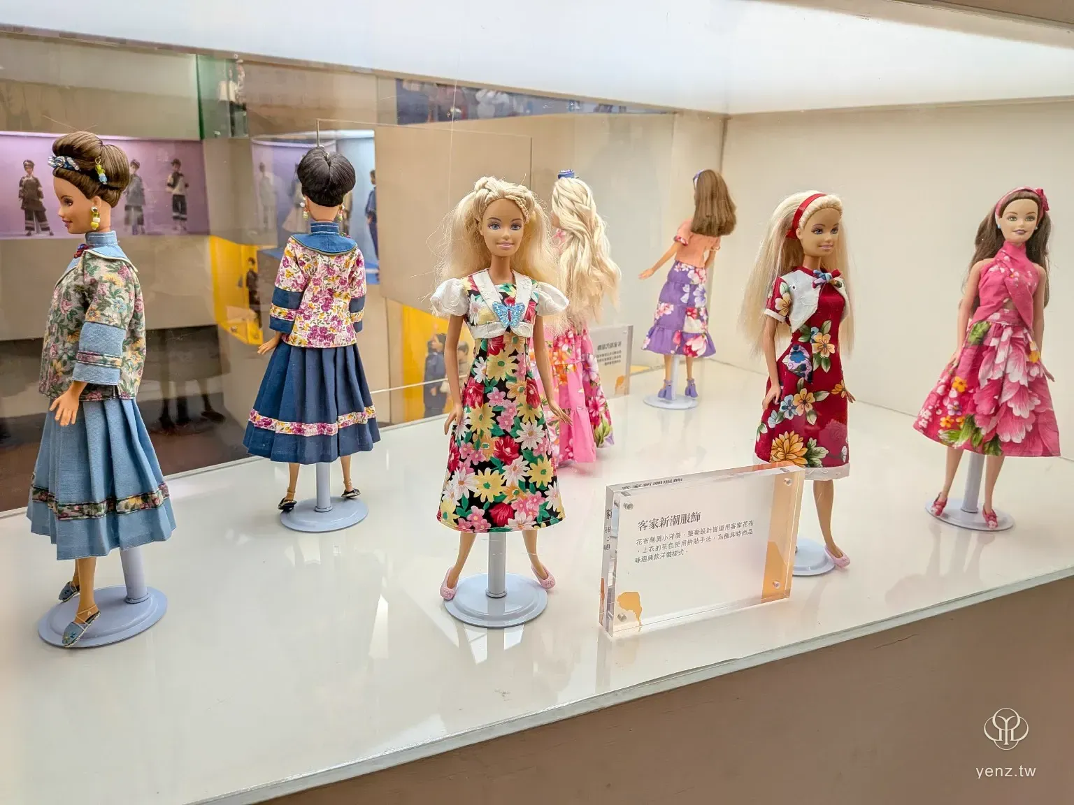 穿著現代客家服飾的芭比娃娃展示。