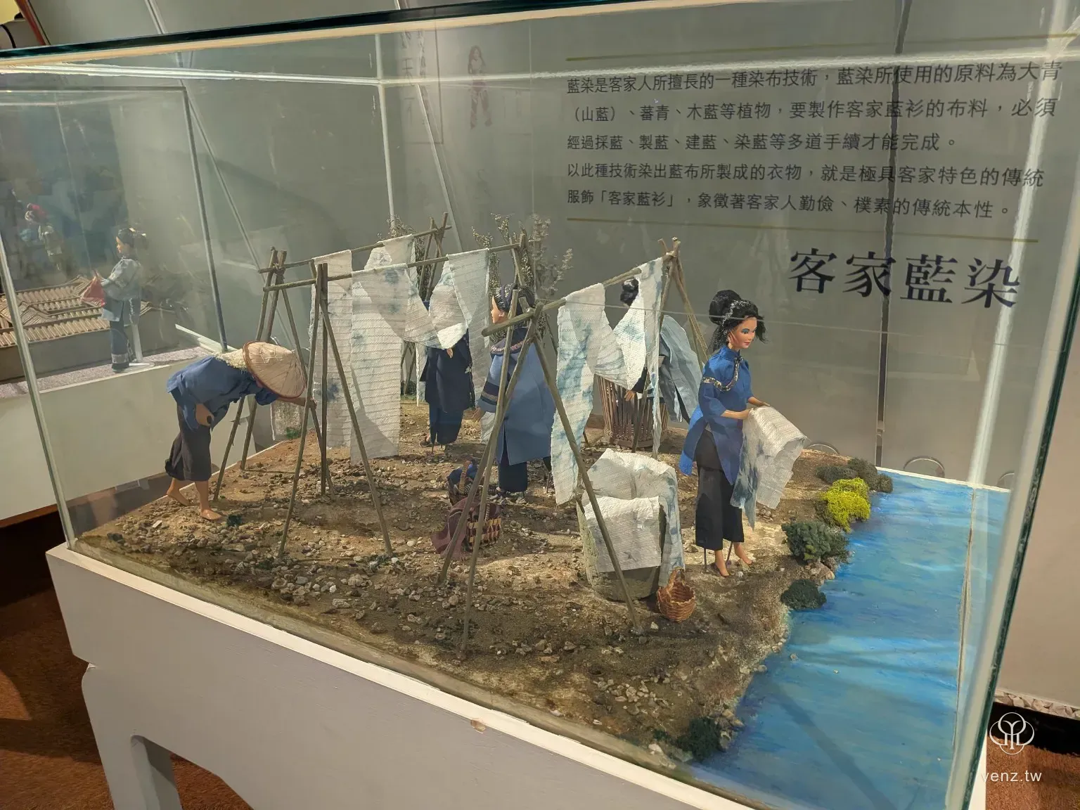客家藍染工藝微縮模型，呈現染布、晾布與河岸場景。