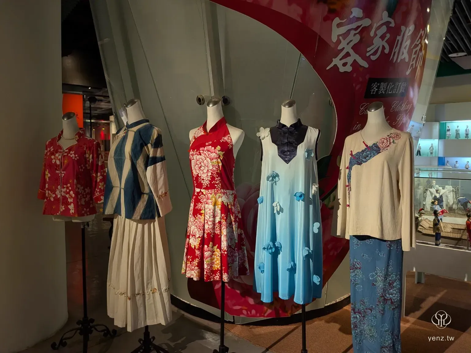 新北市客家文化園區內的客家服飾展示人台。