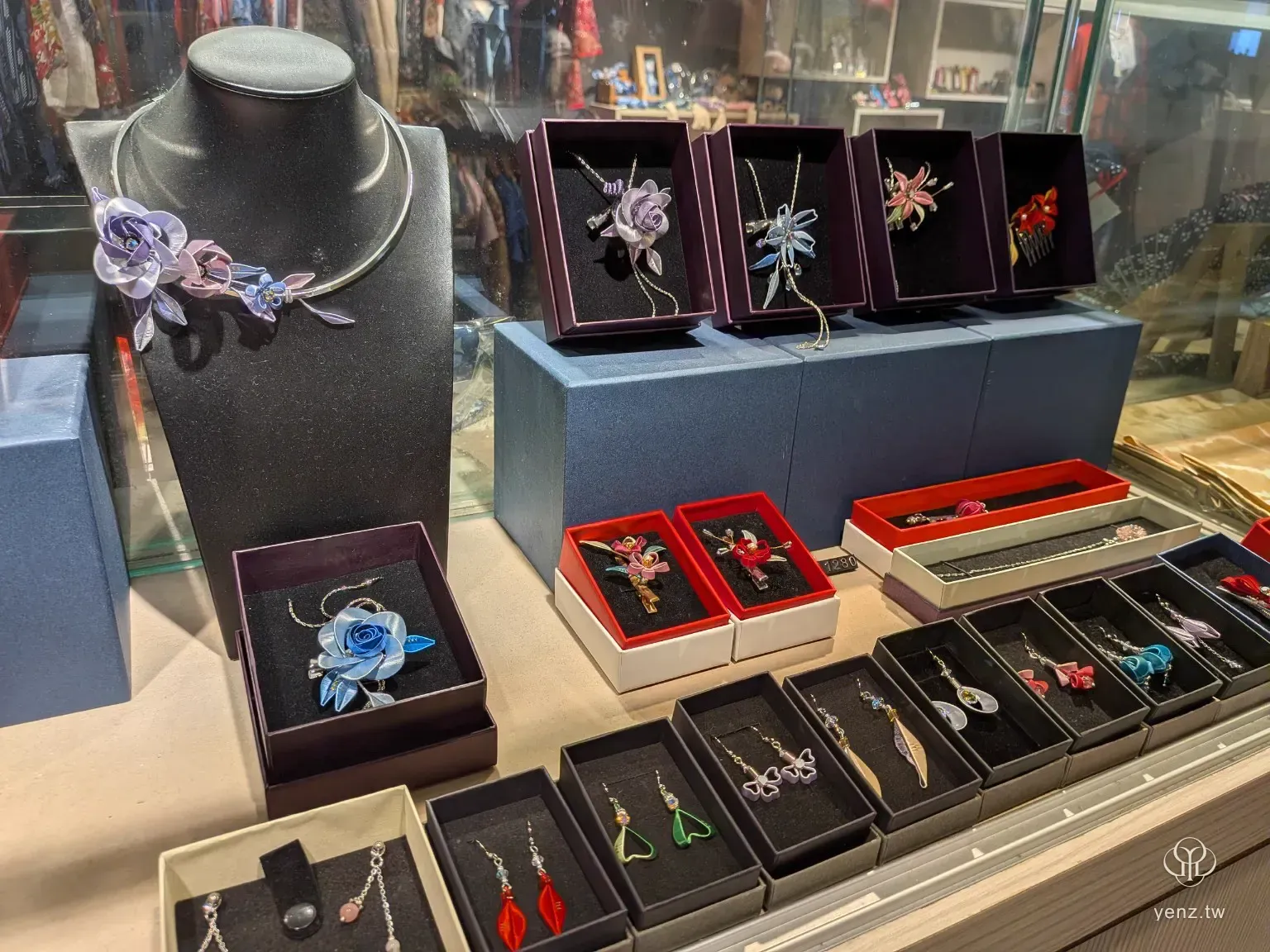 新北市客家文化園區商店中的纏花首飾展示。
