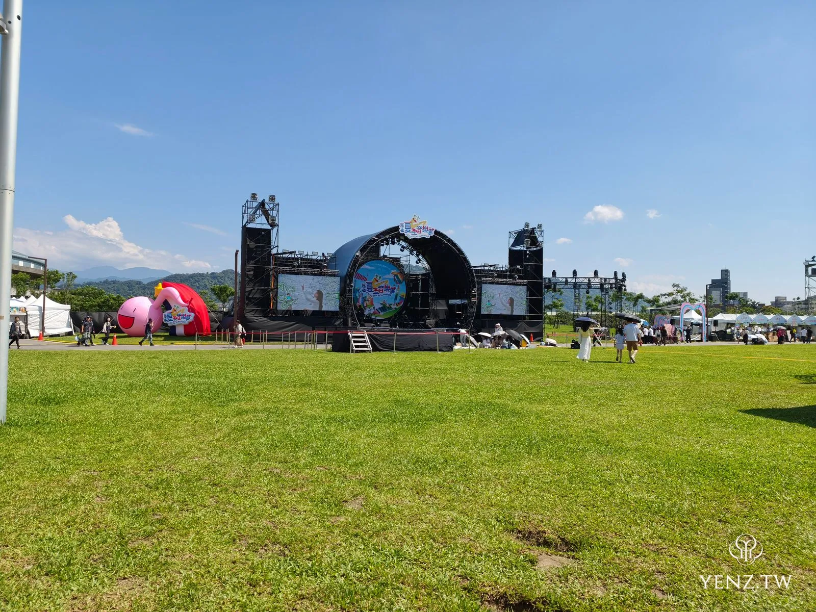 烈日無雲下，夏至音樂節的圓環主舞台仍是空台，前方大草坪幾乎沒有人。
