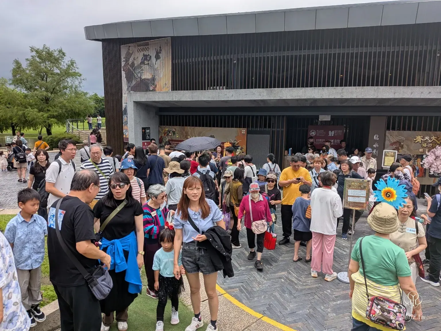 楊麗花特展外牆與劇場周邊海報。