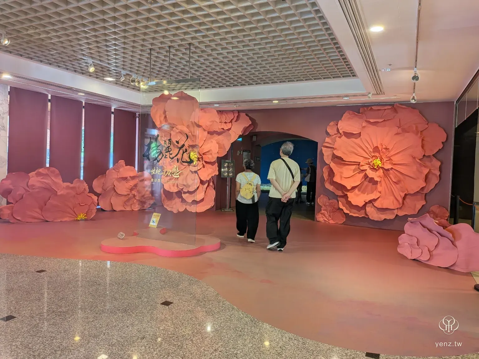 楊麗花特展入口的大型粉色花朵裝置。