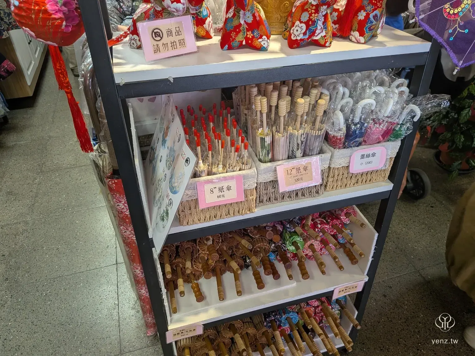 紙傘與蕾絲傘商品架。