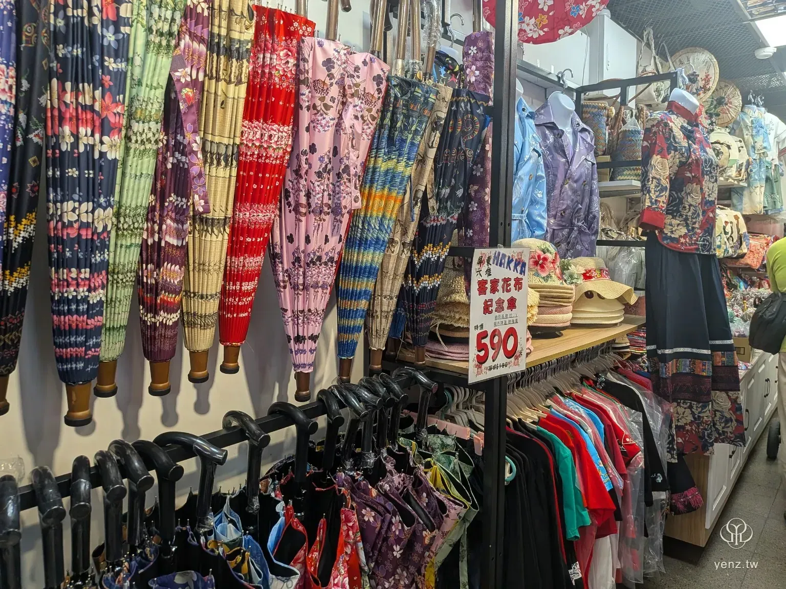 客家花布紀念傘、服飾與帽款。