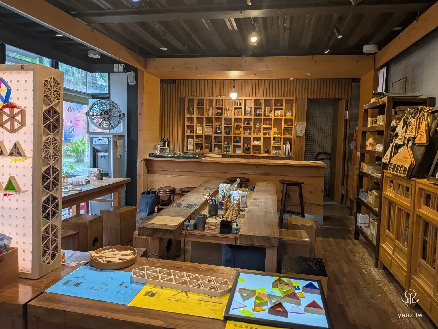 青木工坊工作桌、木質層架與材料展示。