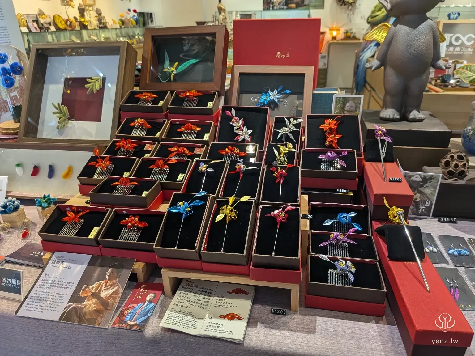 纏花髮飾與精緻小件作品展示。