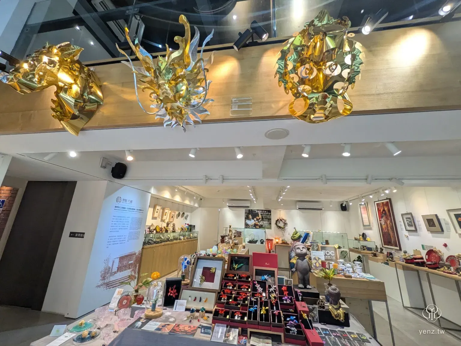 巧藝館展售與工藝作品陳列全景。