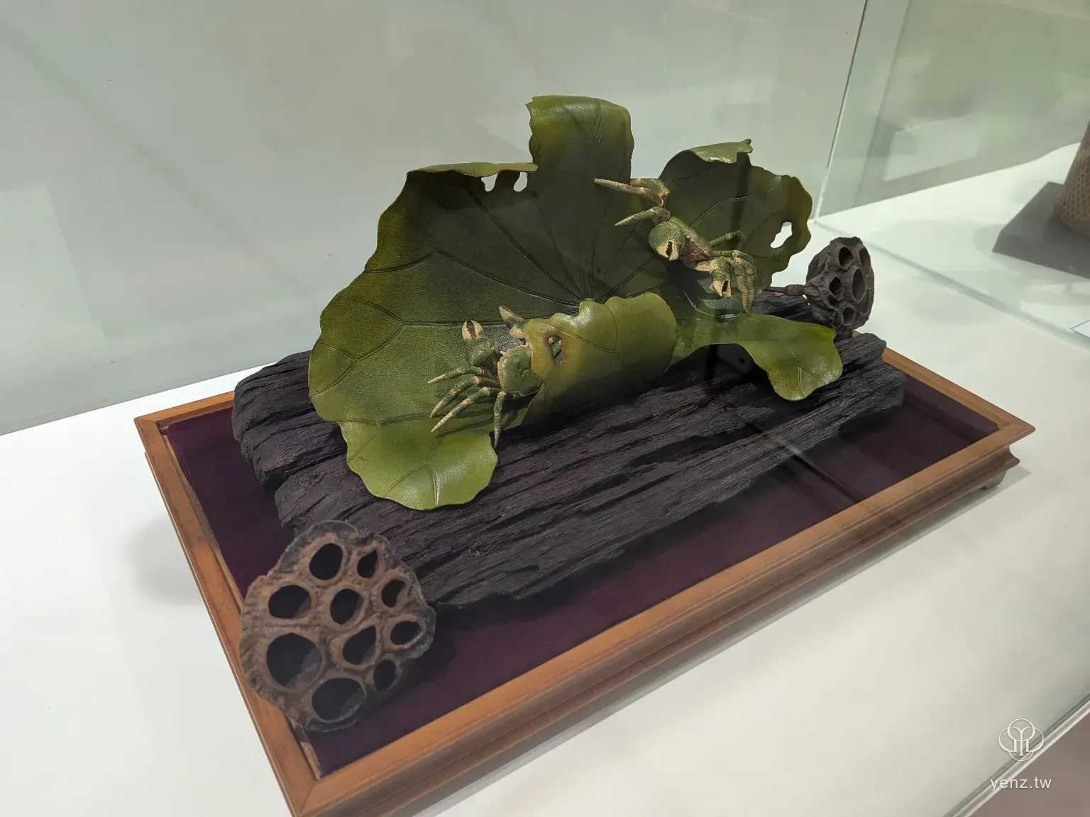 蓮葉與昆蟲造型的皮革工藝作品。