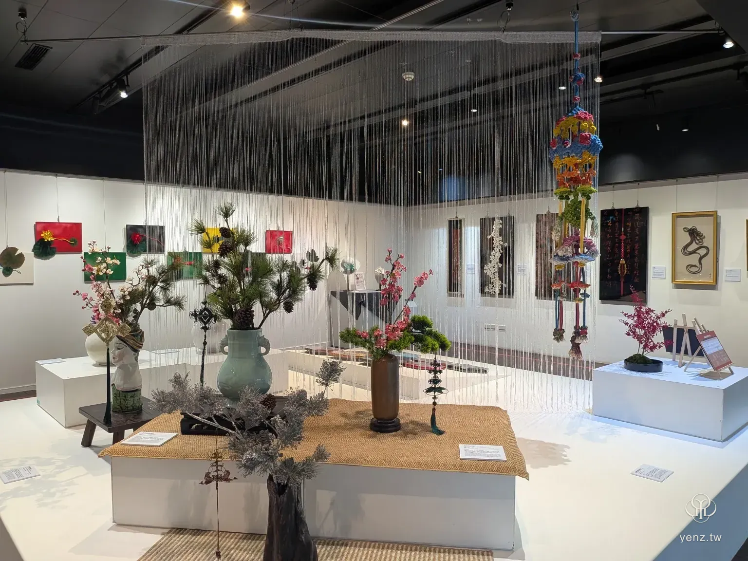 展場白色基座與六角作品陳列。