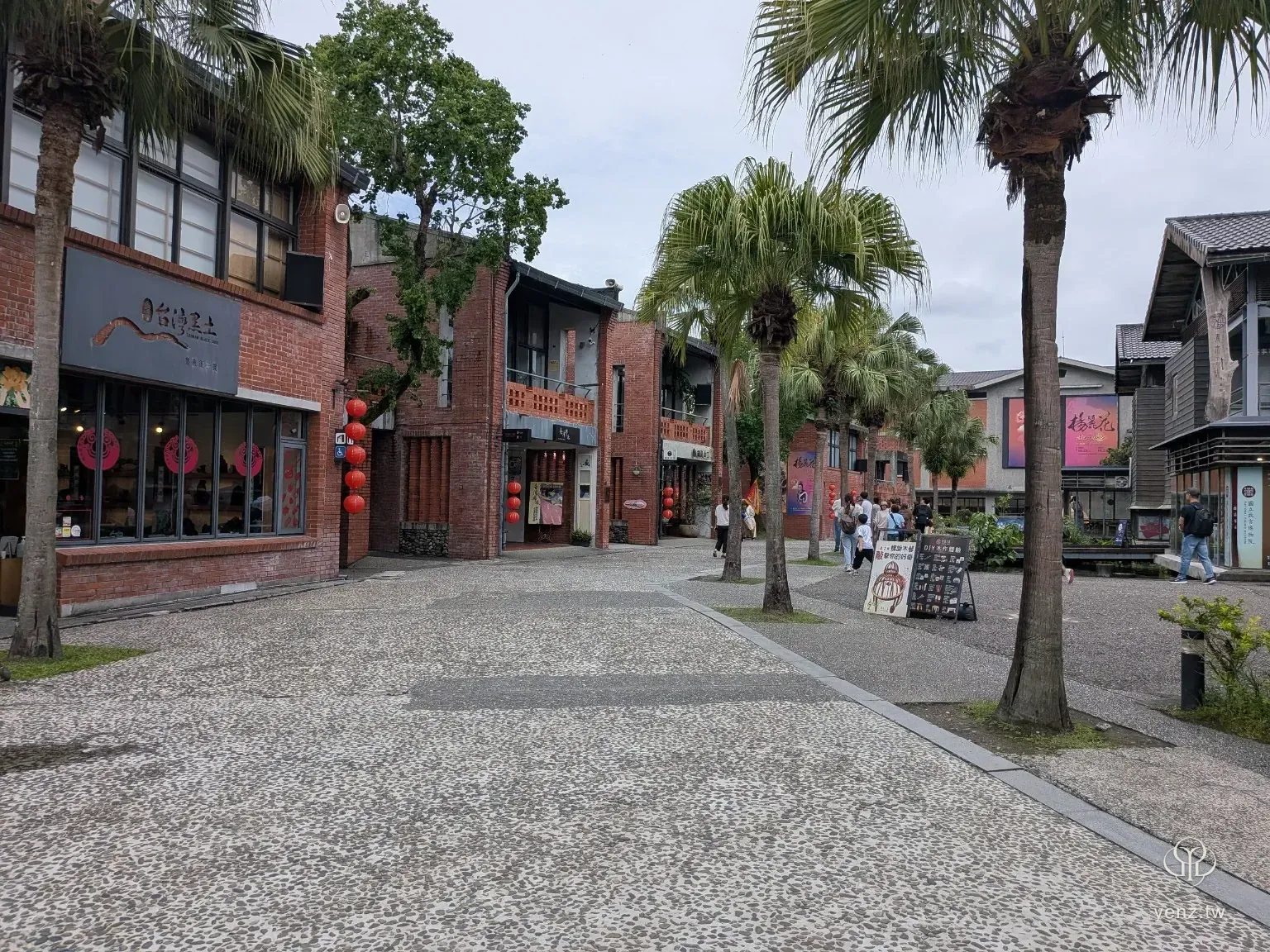 紅磚街區與棕櫚樹的遊園街景
