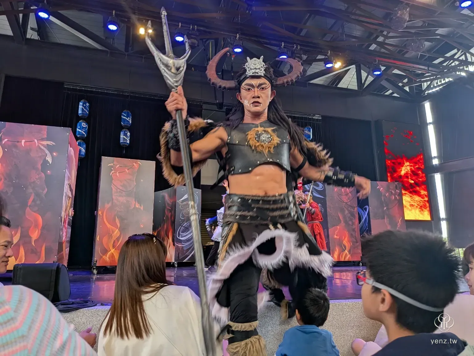 牛魔王靠近觀眾席互動