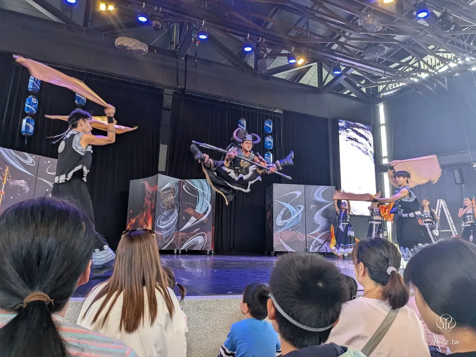 牛魔王以鋼絲吊掛躍起，在空中做出近似一字馬的高空特技