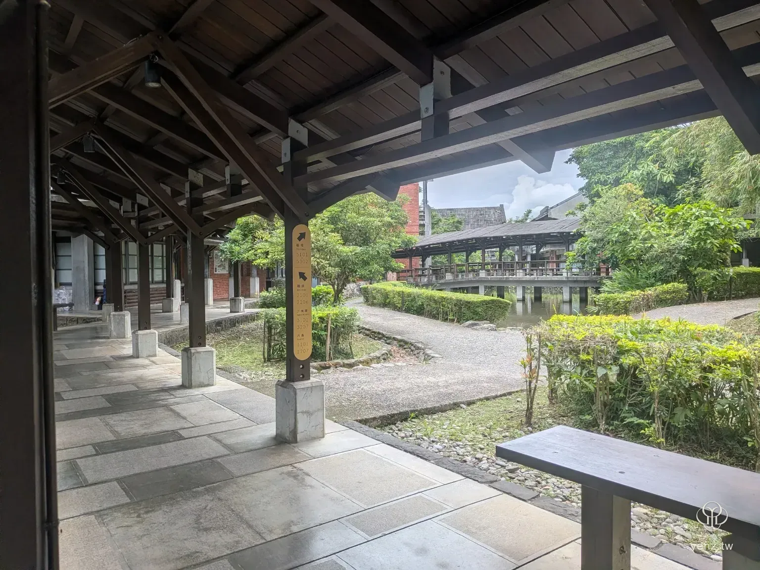 水岸旁的廊道與庭園動線
