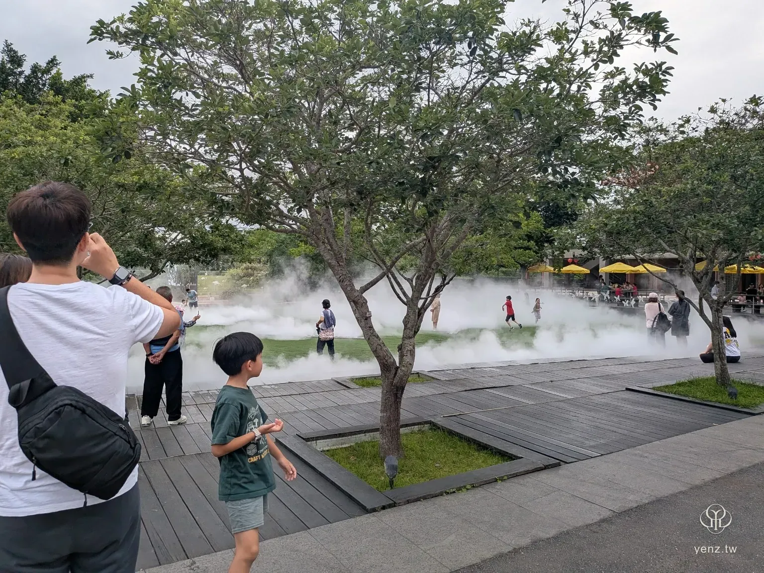 戶外水霧互動裝置與孩子奔跑