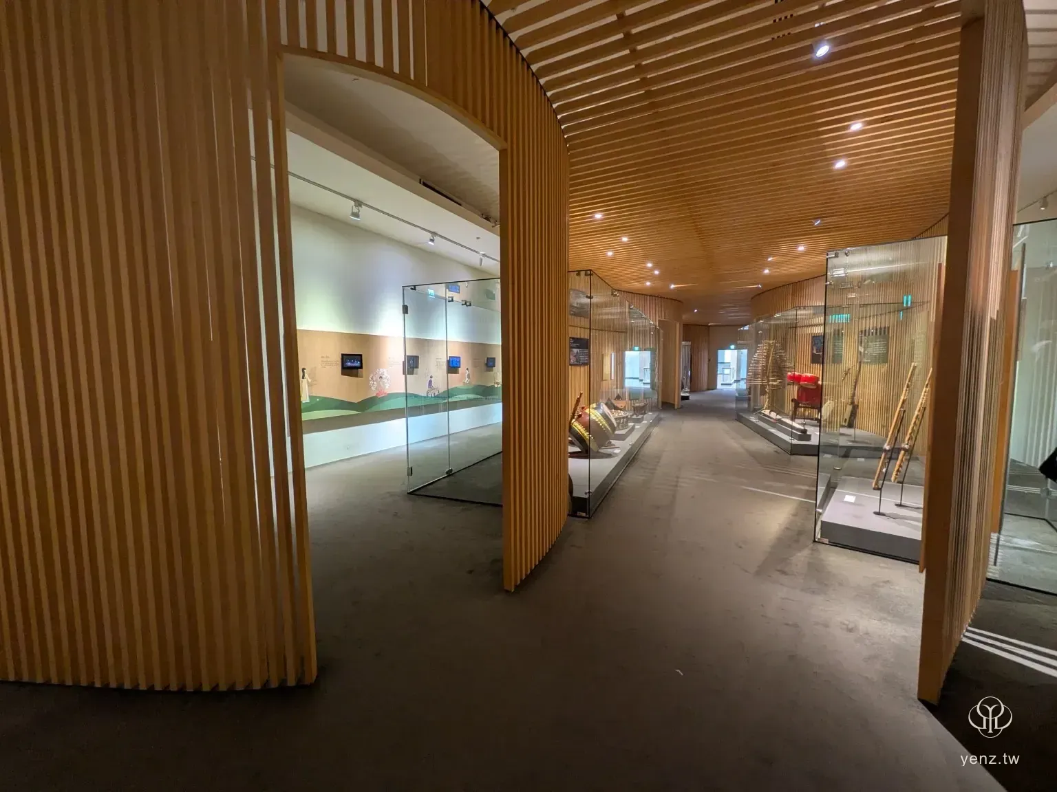 亞太樂器展場入口動線，弧形木格柵讓路線像聲音般流動