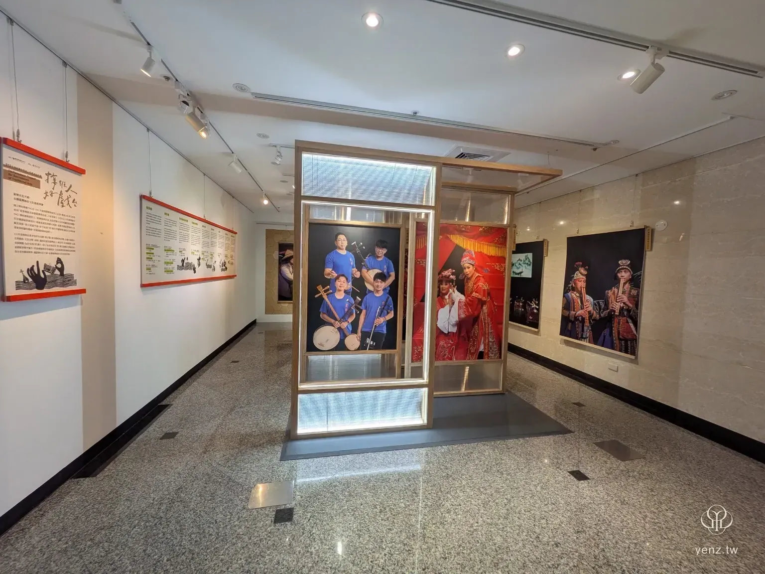 亞太樂器展另一側動線，圖文、照片與展櫃形成節奏