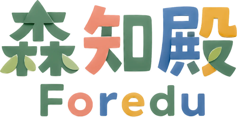 改版前的森知殿字標：綠、紅、藍、黃的拼字，字上點綴著葉子