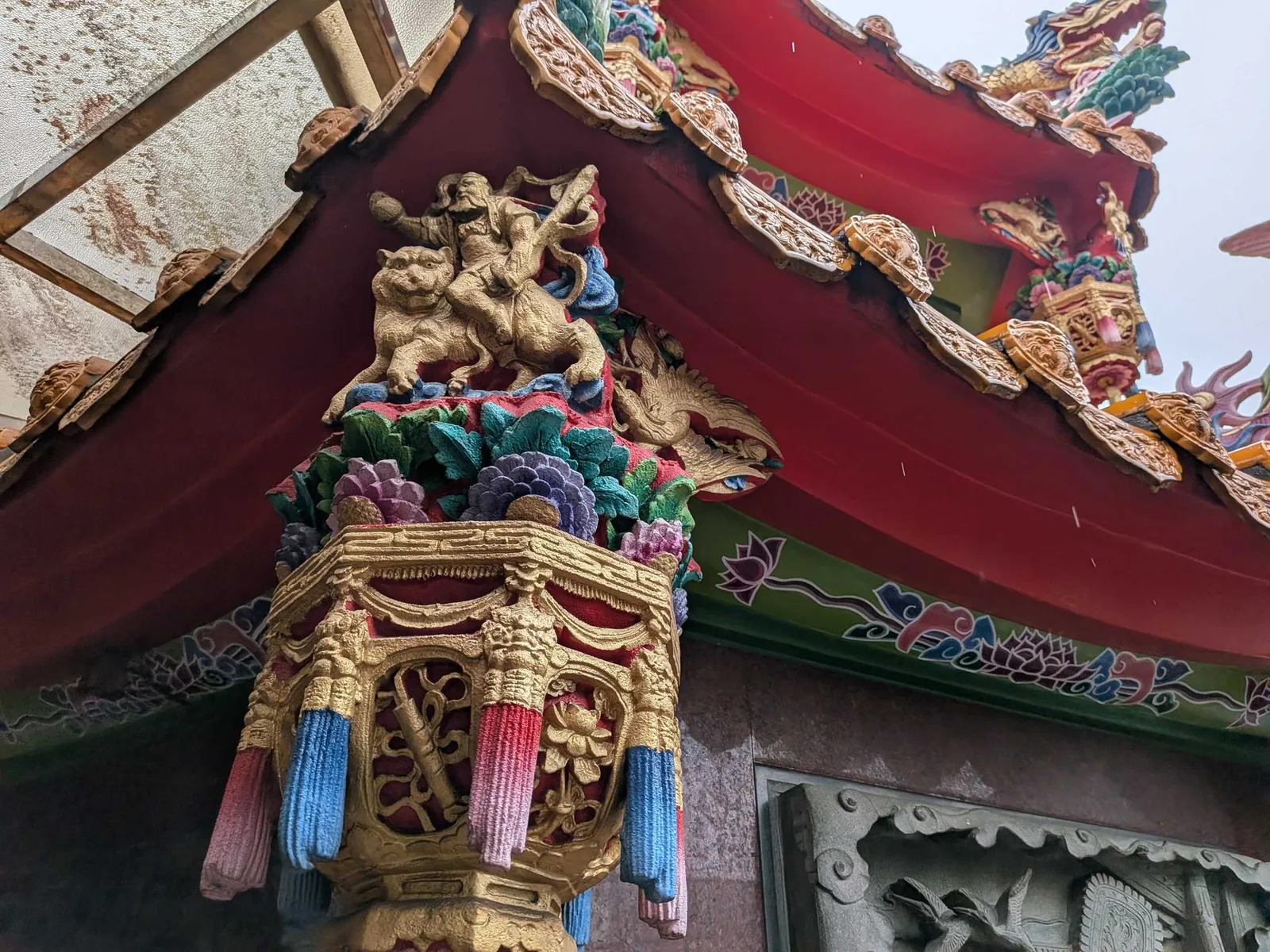 六張犁福德宮簷下的交趾陶與祥獸工藝細部。